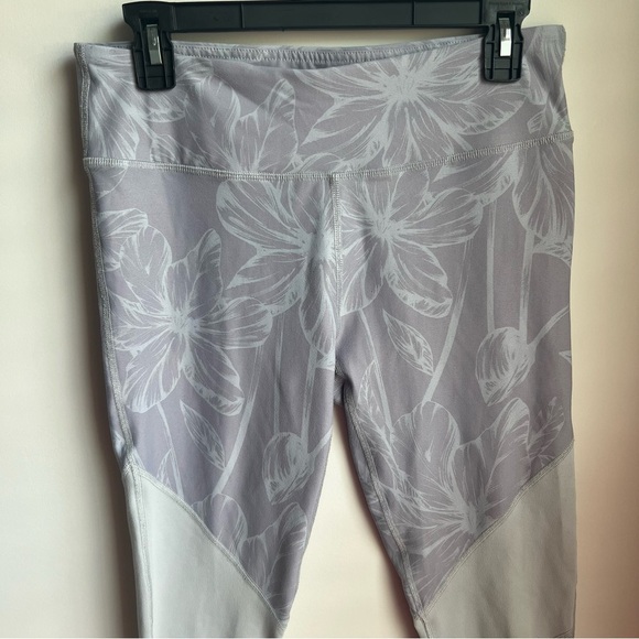 Fabletics Light Gray Leggings - Medium - Picture 2 of 14